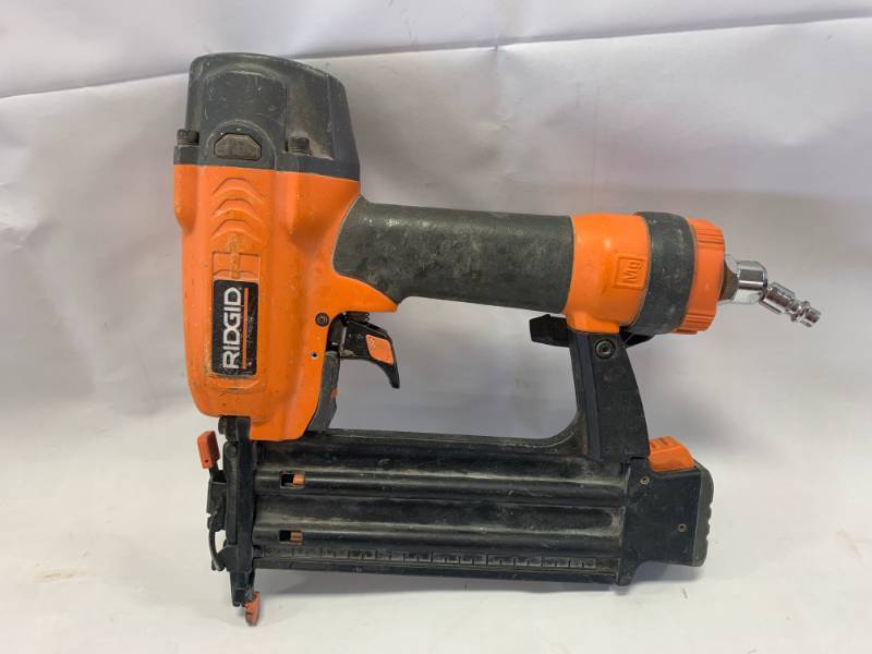 lot 41 image: Ridgid 2 12 18 Gauge Nailer R213BNE