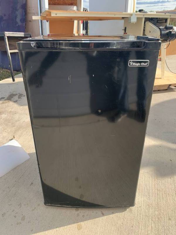 lot 45 image: Magic Chef Refrigerator Not Working