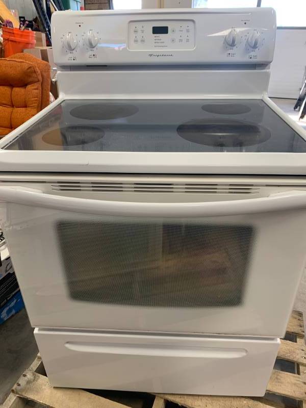 lot 53 image: Frigidaire Stove (works great)