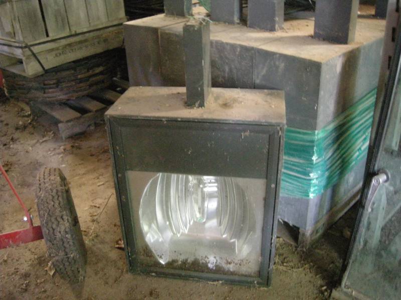 lot 8 image: 9 Box Style Yard Lights