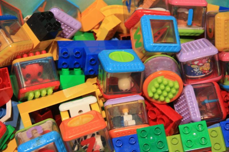 lot 12 image: Large Lot of Duplo Building Blocks. Comes With Fabric Basket