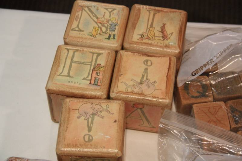 lot 15 image: Vintage Wooden Blocks Lot