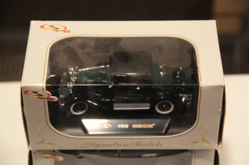 lot 28 image: Signature Models 143 Die Cast Car Lot  3 Items