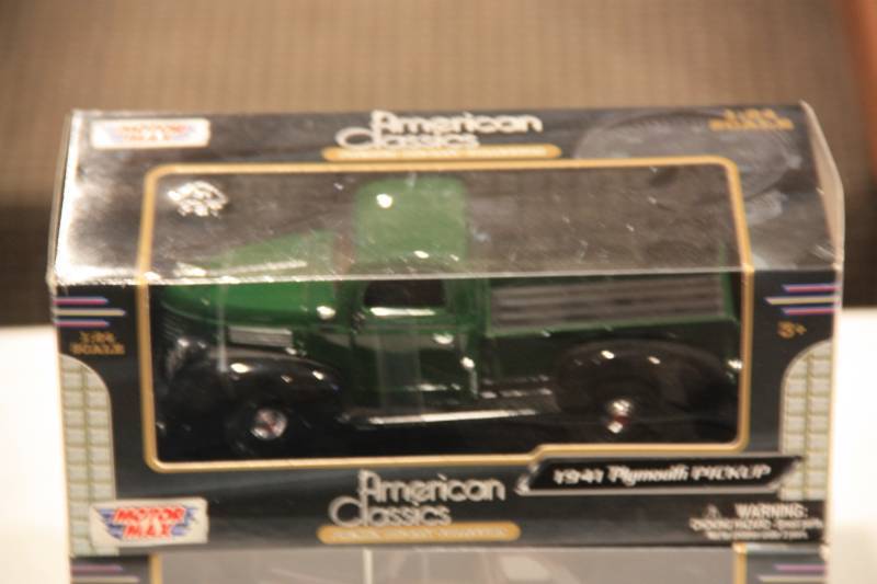 lot 29 image: Motor Max 124 Die  Cast Car Lot  2 Items
