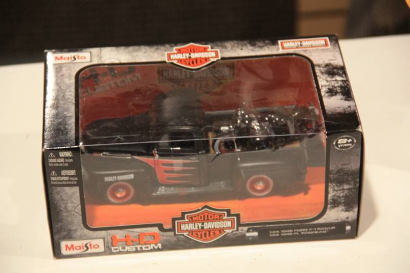 lot 31 image: Maisto Harley Davidson 118 124 Die Cast Car Lot  3 Items