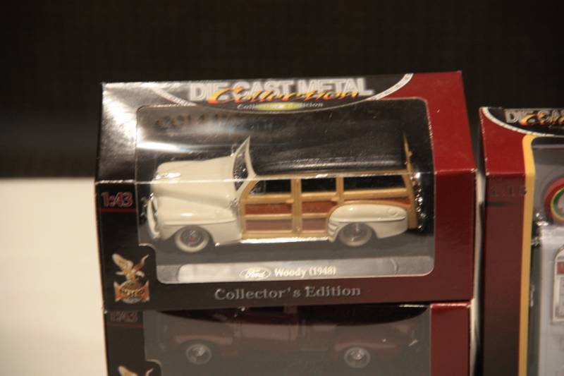 lot 38 image: Road Signature 143 Die Cast Car Lot  5 Items