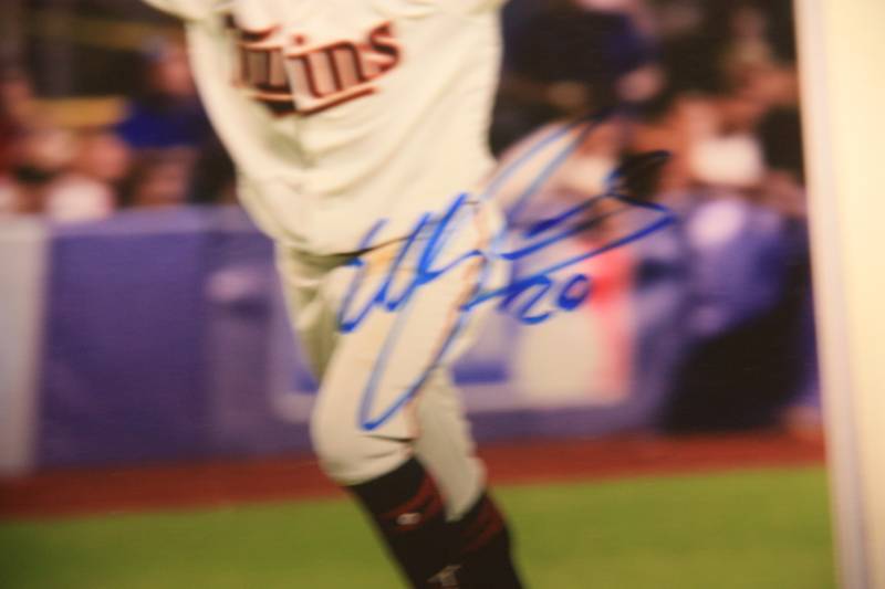 lot 59 image: Minnesota Twins Eddie Rosario 8x10 Photo Auto Fan HQ COA