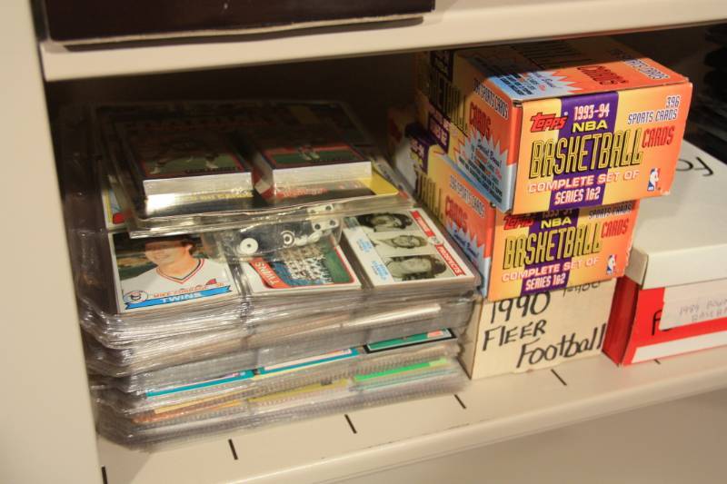 lot 85 image: Large Lot of Sports Cards and Non Sports Cards