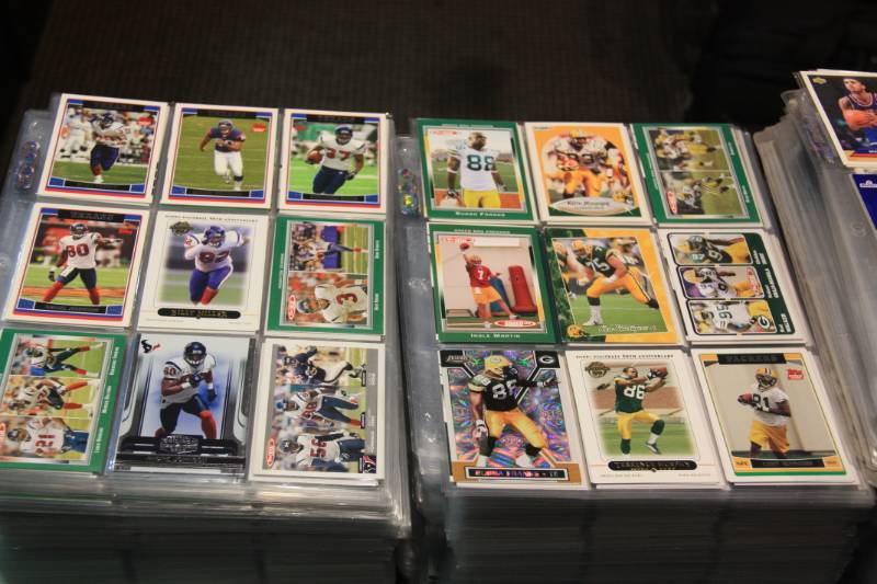 lot 93 image: 1000 9 Pocket Pages Full Of Cards  Estimated 10,000 Sports Cards