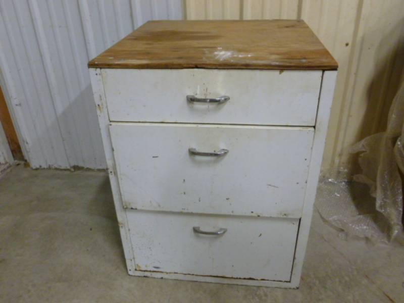 lot 3 image: Vintage Shop Cabinet