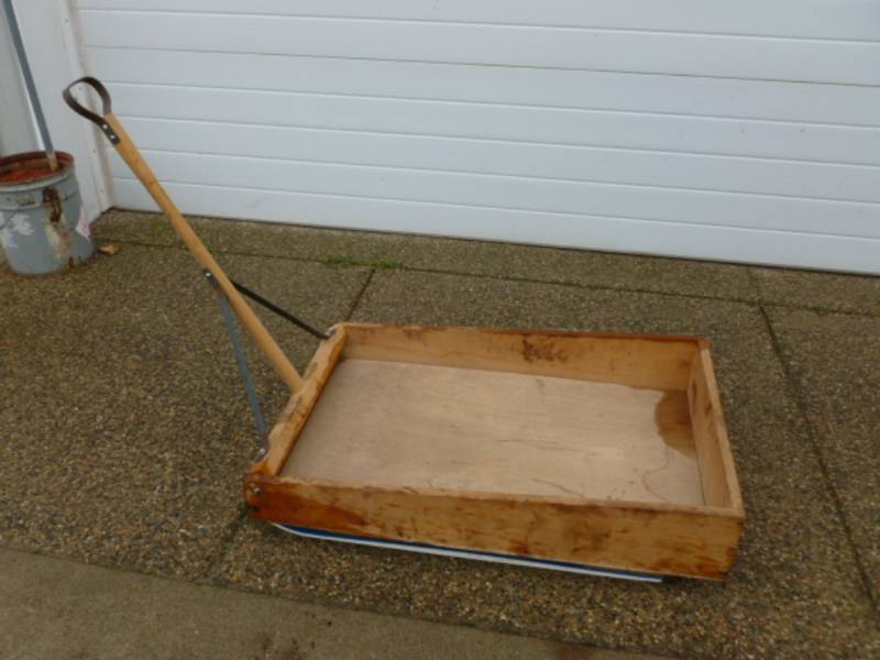 lot 10 image: Fishing Sled