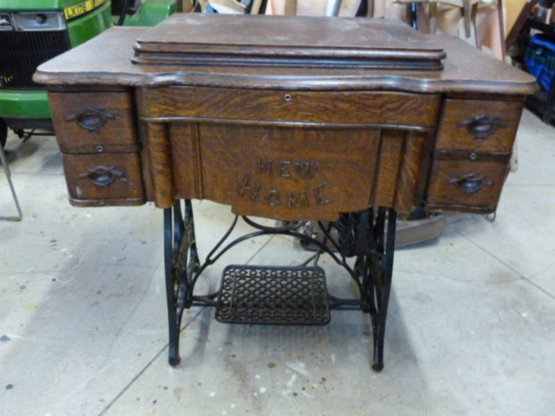 lot 14 image: Antique Treadle Sewing Machine