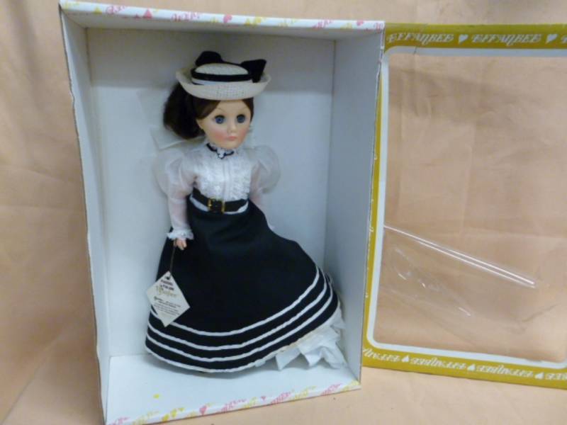 lot 89 image: Vintage Doll