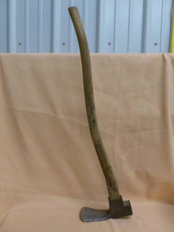 lot 122 image: Vintage Hoe