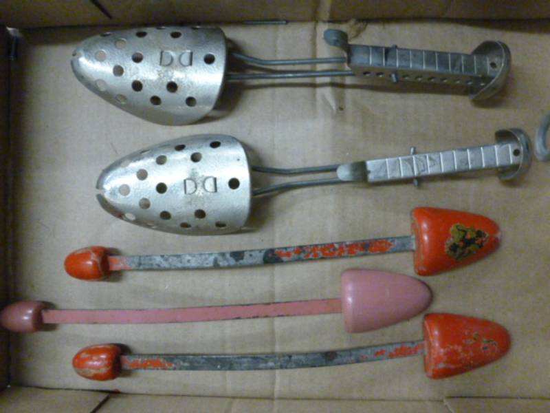 lot 172 image: Antique Shoe Horns