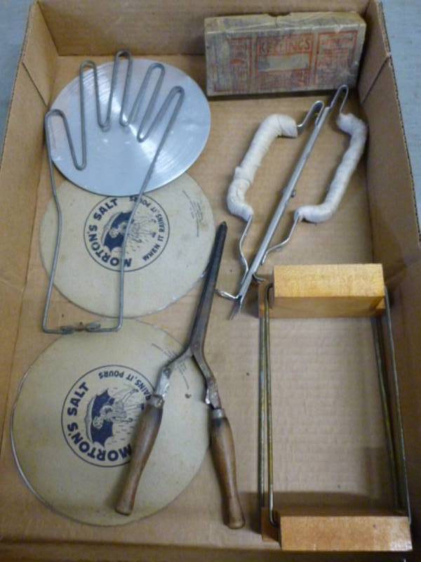 lot 198 image: Vintage Items