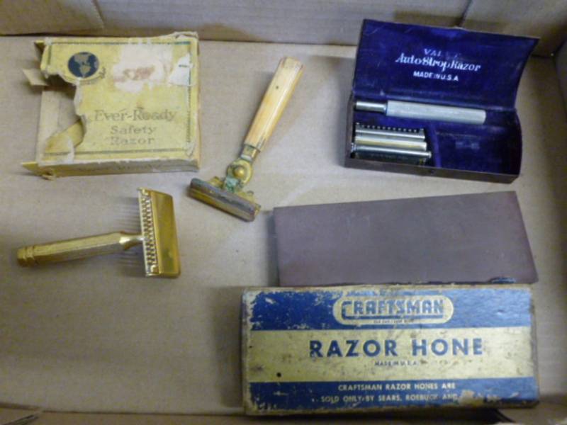 lot 232 image: Vintage Shaving Items