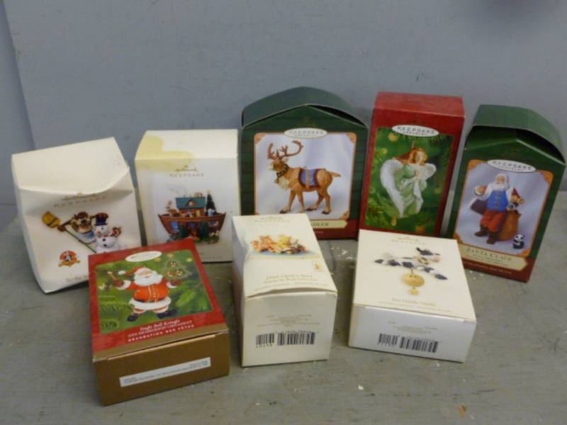 lot 246 image: Hallmark Ornaments