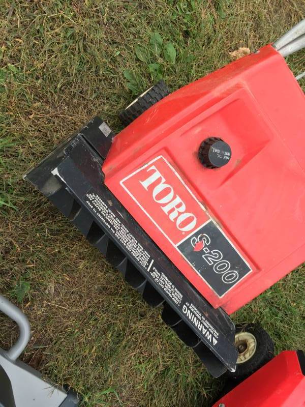 lot 30 image: Toro S200 Push Snow Blower