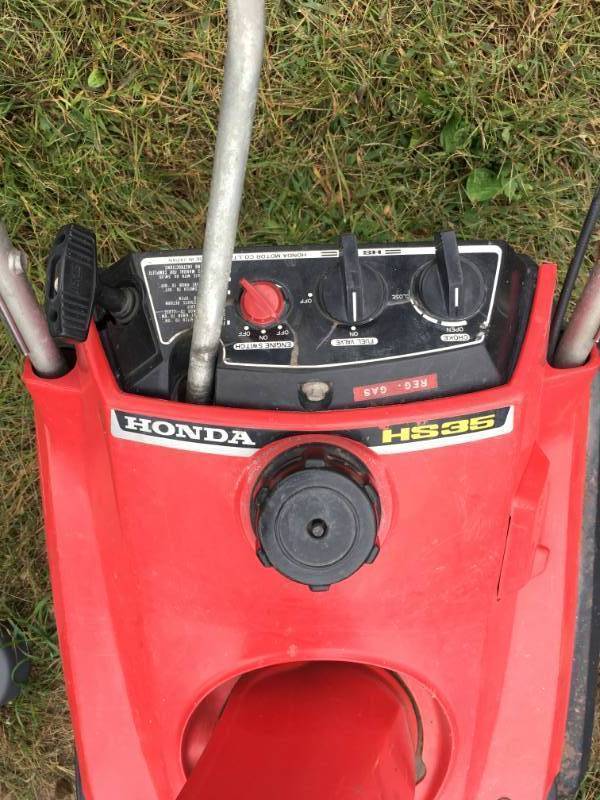 lot 34 image: Honda HS35 Push Snow Blower