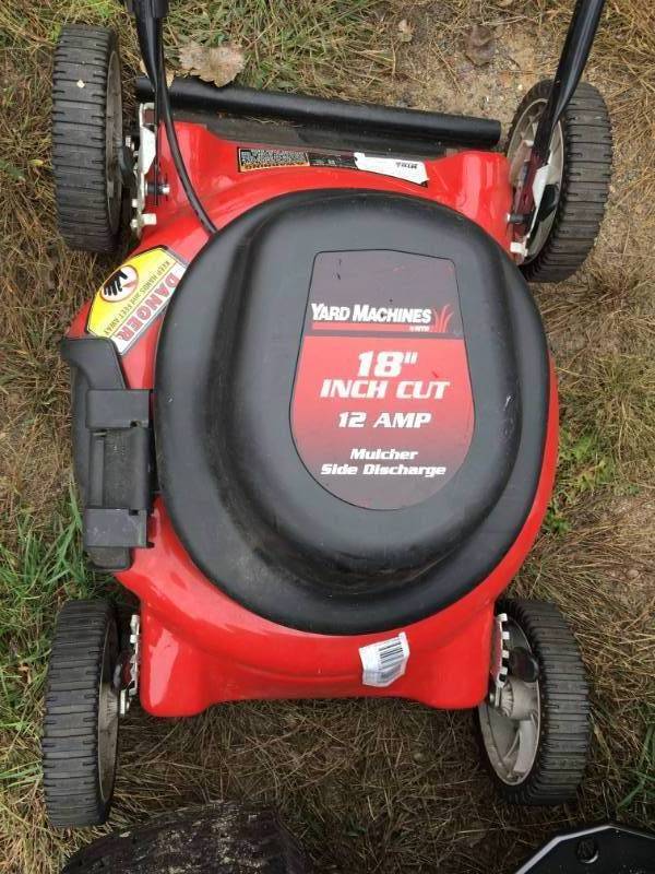 lot 35 image: Yard Machine Push Mower, 18inch 12AMP