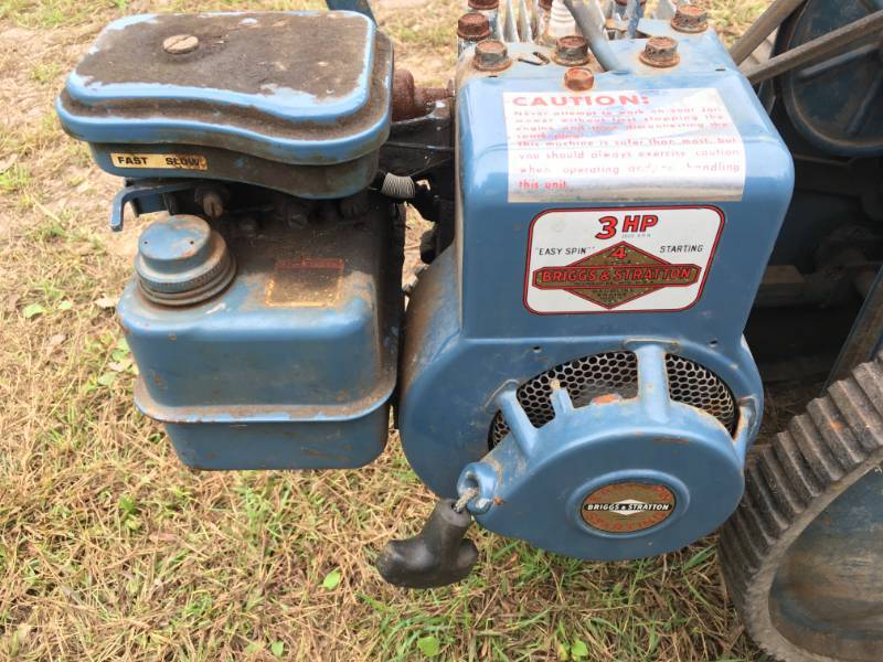 lot 63 image: Briggs and Stratton Weed Trimmer - JARI SICKLE MOWER - ANTIQUE