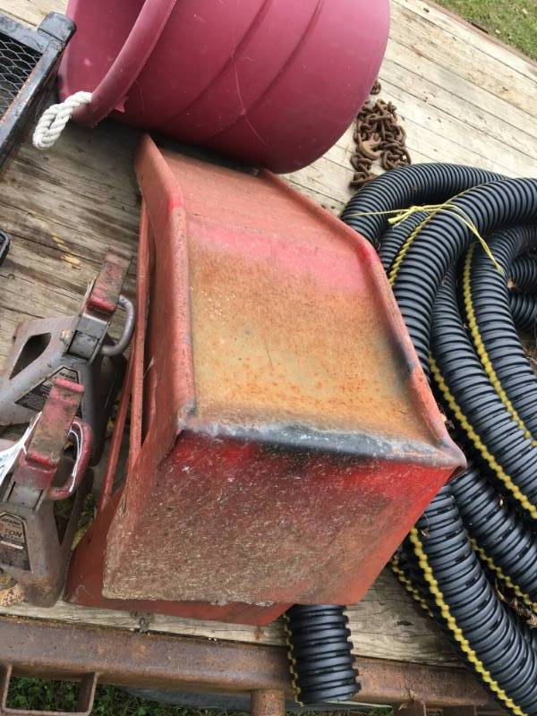lot 68 image: 2 car ramps and 2 Jacks