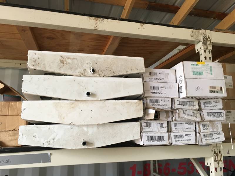 lot 147 image: 15 boxes of Brand New T8 Philips Light Bulbs w4 Light Ballast