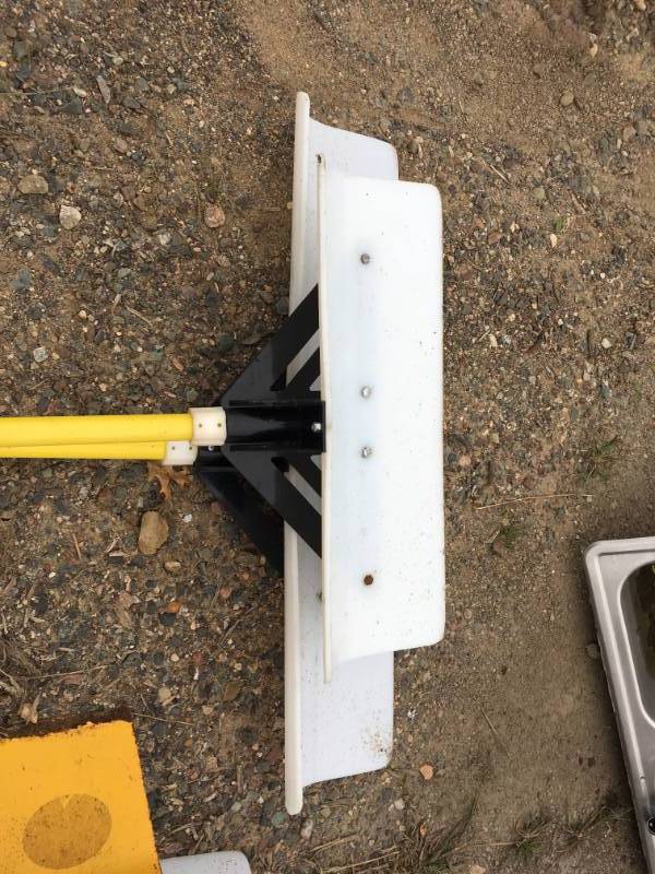lot 183 image: 2 Snow Shovels