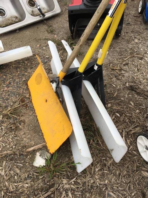 lot 184 image: 3 Snow Shovels