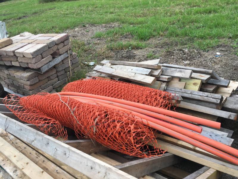 lot 207 image: Wood & Plastic Fencing
