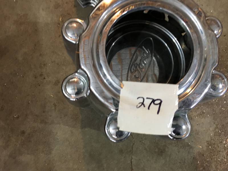 lot 279 image: Ford Center Caps