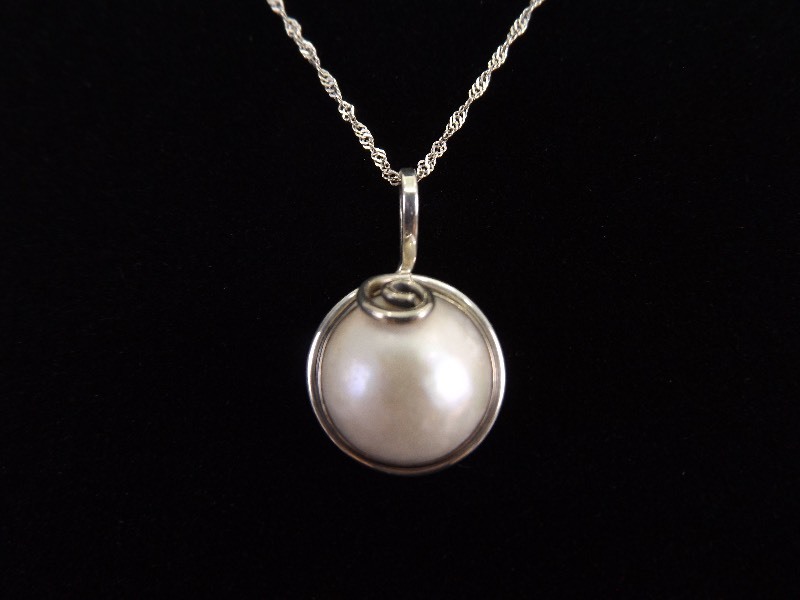 lot 19 image: .925 Sterling Silver Large Pearl Pendant Necklace