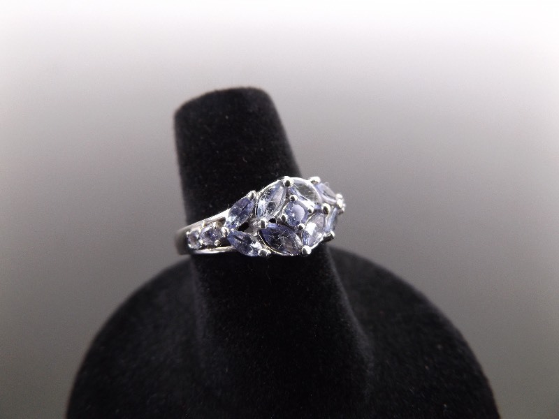 lot 35 image: .925 Sterling Silver Faceted Benitiote Ring Size 6