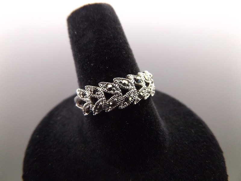lot 43 image: .925 Sterling Silver Art Nouveau Leaf Ring Size 8