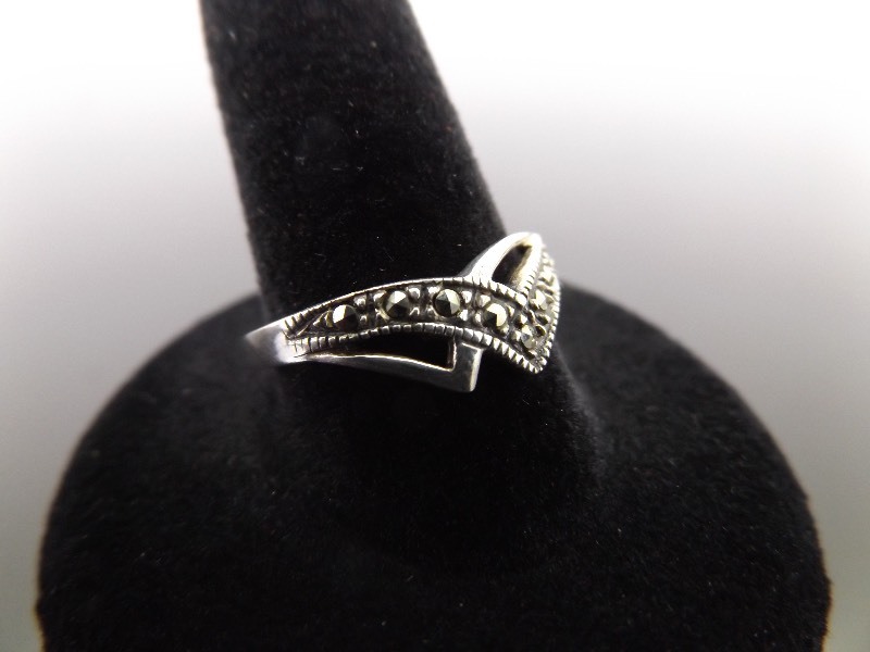 lot 44 image: .925 Sterling Silver Art Nouveau Ring Size 9
