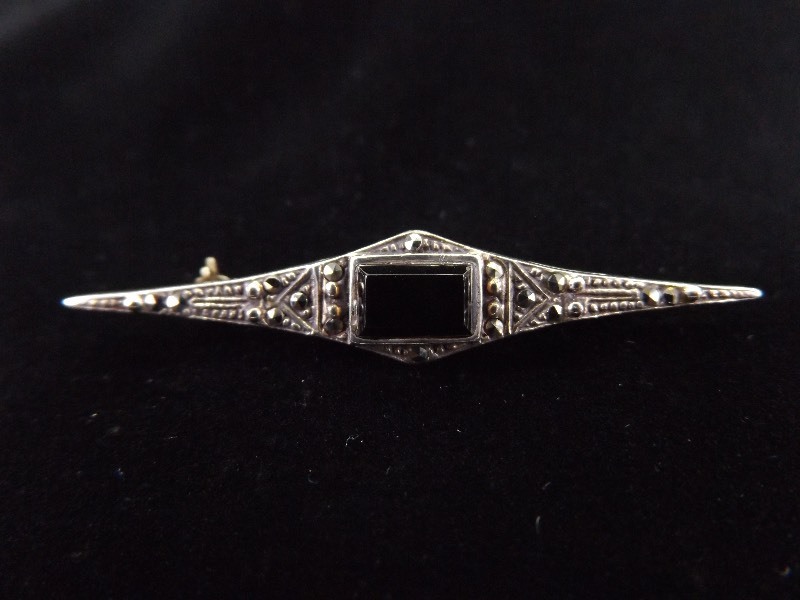 lot 65 image: .925 Sterling Silver Art Deco Onyx Brooch