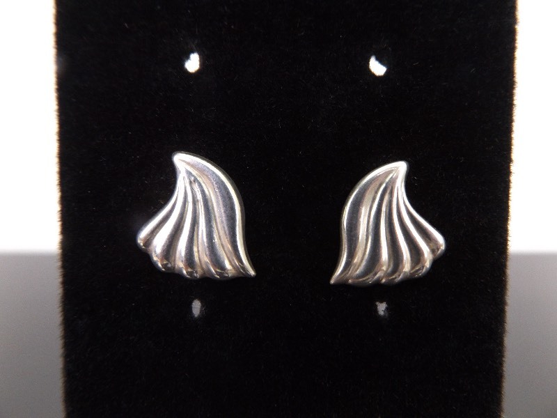 lot 98 image: .925 Sterling Silver Drape Shell Post Earrings