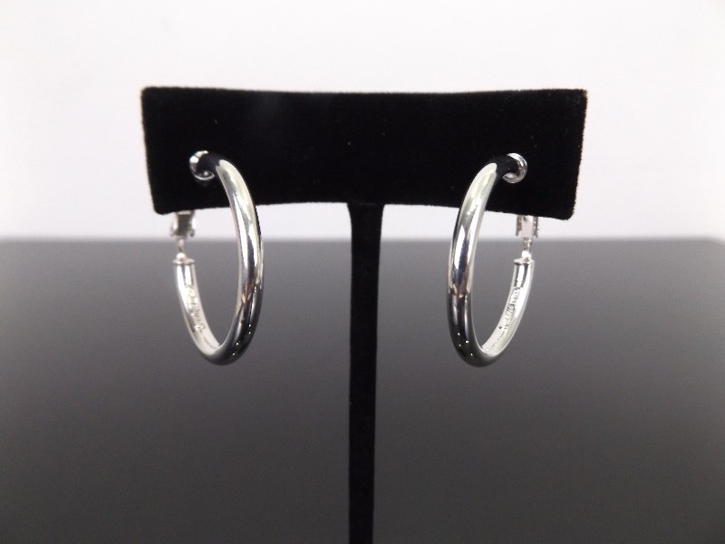 lot 100 image: .925 Sterling Silver Hoop Spring Clasp Earrings