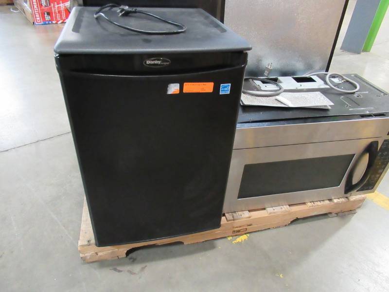 lot 4 image: WHOLESALE MIXED PALLET OF RETURNS - SMALLER APPLIANCES - Need Repair Fridges do not cool down and microwave buzzes