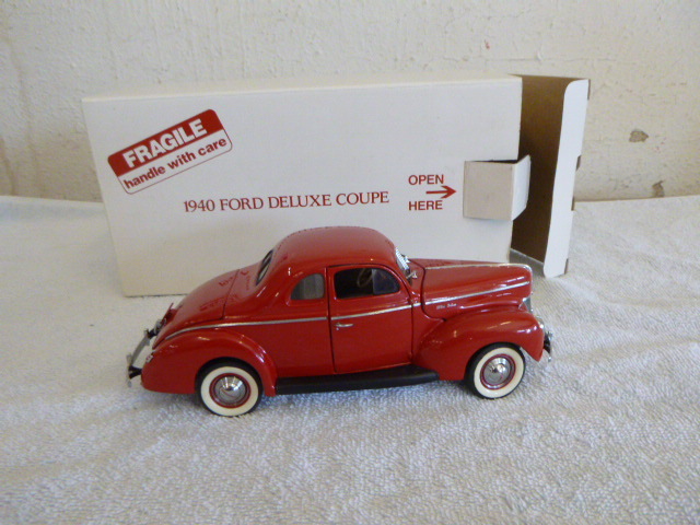 lot 7 image: Danbury Mint 1940 Deluxe Coupe Die-Cast Metal Car