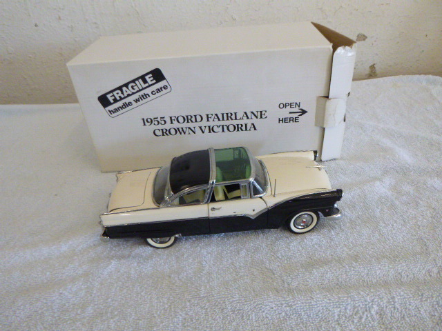 lot 8 image: Danbury Mint 1955 Ford Fairlane Crown Victoria Die-Case Metal Car