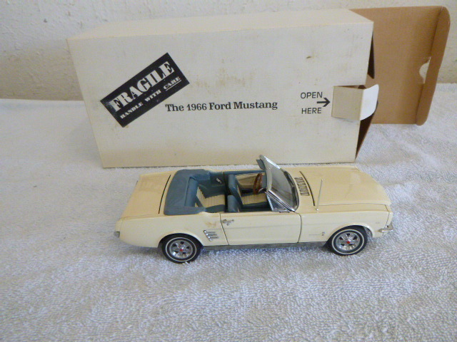 lot 9 image: Danbury Mint 1966 Ford Mustang Die-Cast Metal Car