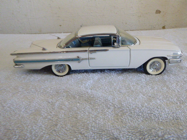 lot 16 image: Franklin Mint 1960 Chevrolet Impala Die-Cast Metal Car