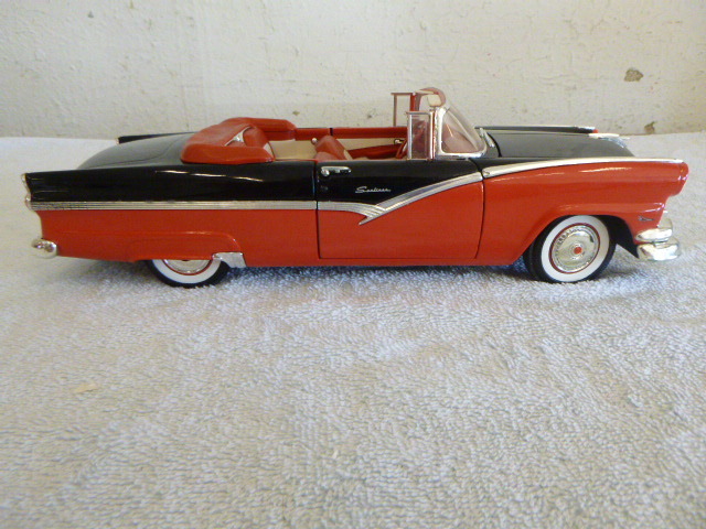 lot 18 image: Ertl 1966 Ford Sunliner Die-Cast Metal Car