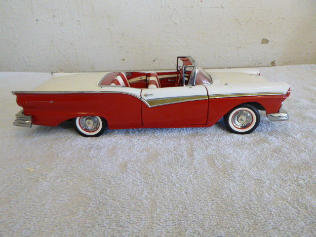 lot 19 image: Sun Star 1957 Ford Fairlane Skyliner Die-Cast Metal Car