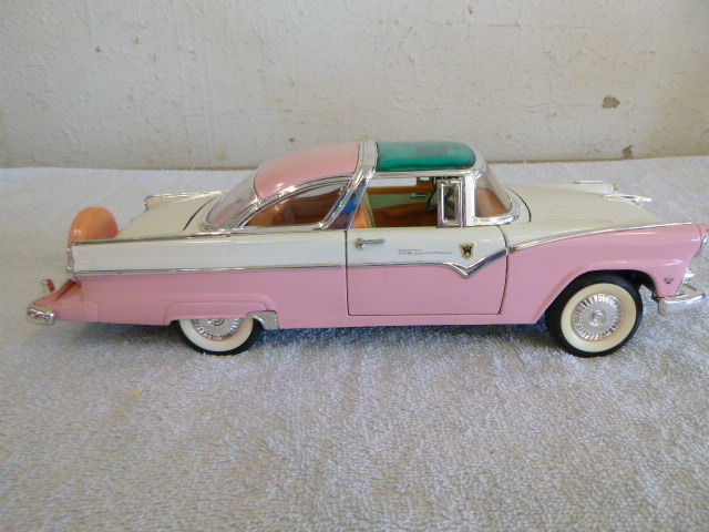 lot 21 image: Road Tough 1955 Ford Fairlane Crown Victoria Die-Cast Metal Car