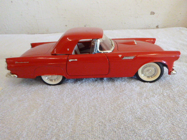 lot 22 image: Revell 1955 Ford Thunderbird Die-Cast Metal Car