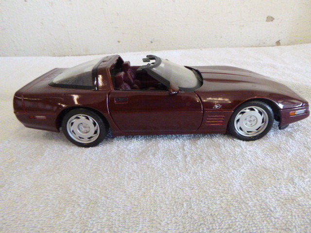 lot 24 image: Maisto 1992 Chevrolet Corvette Die-Cast Metal Car