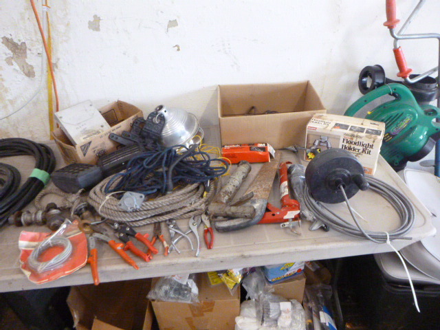 lot 30 image: Garage Items